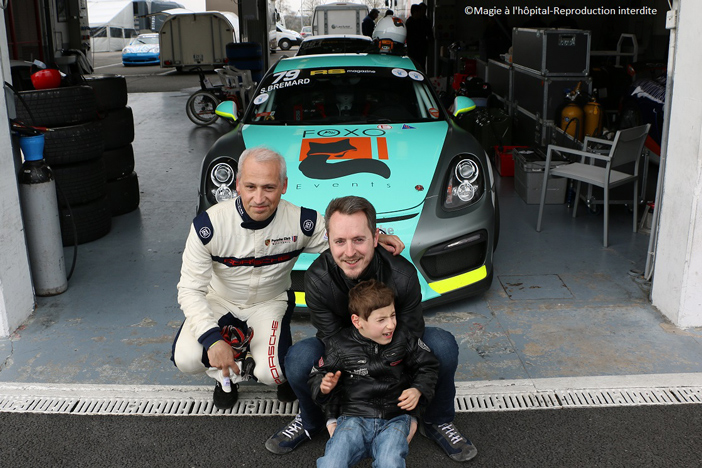 Un moment de bonheur pour Sanzô à bord d'une Porsche